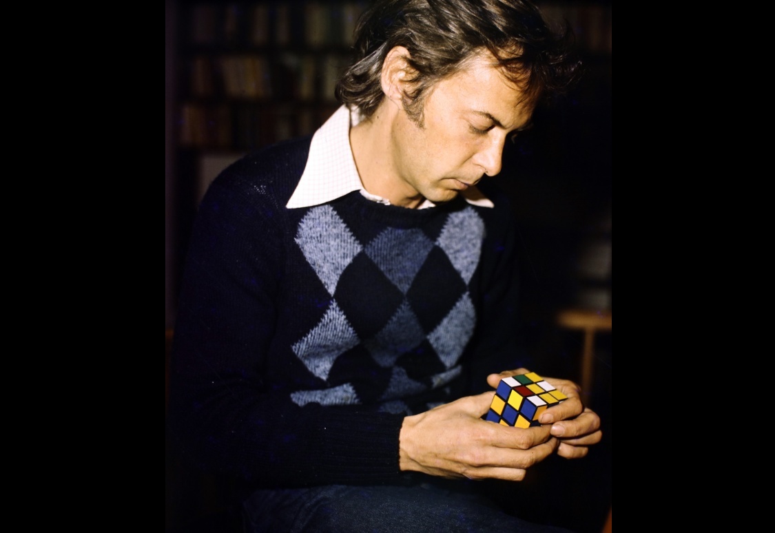 Эрнё Рубик (Ernő Rubik) с его Кубиком Рубика (Rubik’s Cube) в 1980-м году. Фото из венгерского Интернет-издания «Hungary Today».